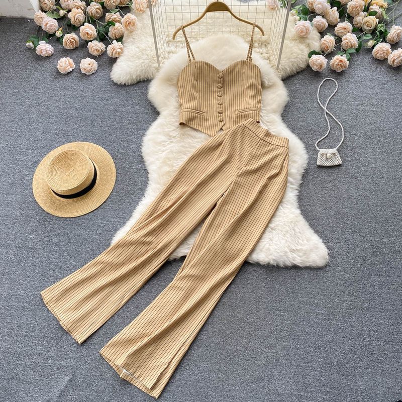 Abiti da donna alla moda ed eleganti, leggeri e maturi, canotta a righe, gilet, pantaloni, completo due pezzi_voghion.com