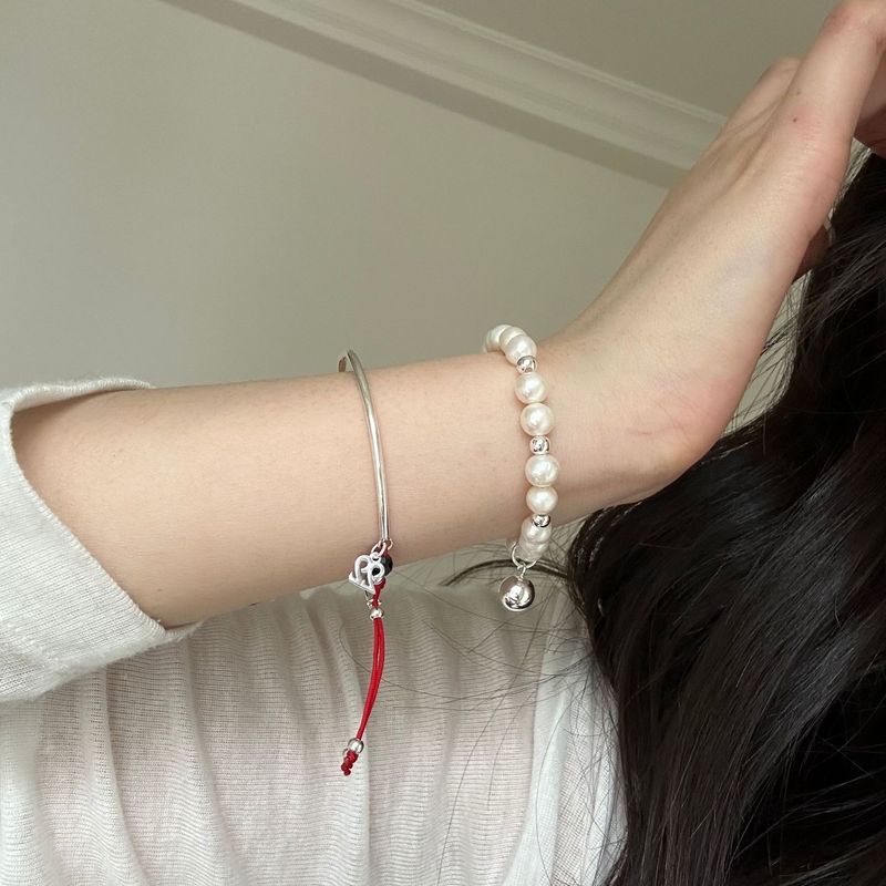 Pulsera de plata pura con diseño en capas de perlas de hilo rojo. Nueva primavera 2024. Versátil y moderna._voghion.com