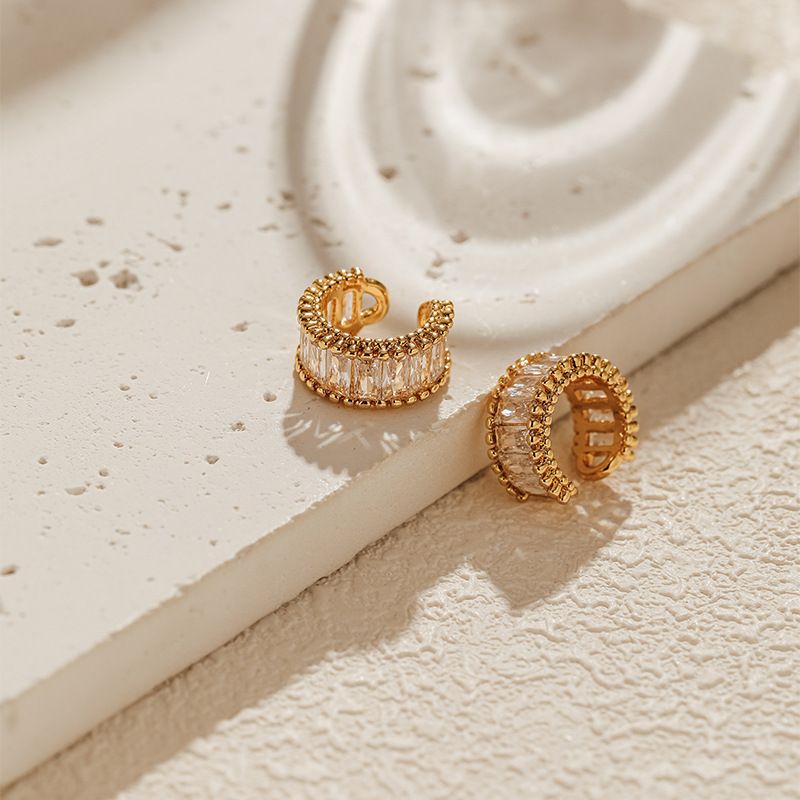 Clip per orecchini intarsiate con zirconi, temperamento a quattro colori, clip per osso dell'orecchio senza fori per le orecchie, orecchini di lusso leggeri a forma di C in vero oro placcato K in rame_voghion.com