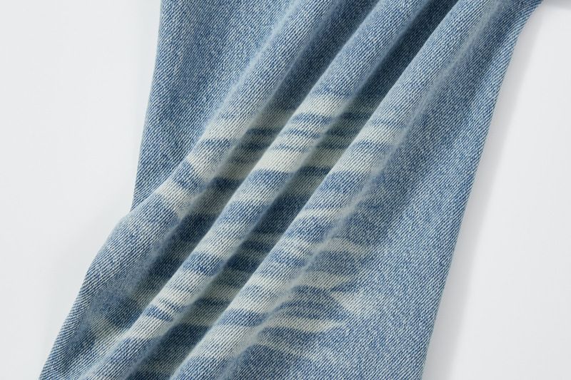 Ropa para hombre: Vaqueros lavados en azul hielo con ondas de agua y bigotes de gato desordenados, pantalones holgados._voghion.com