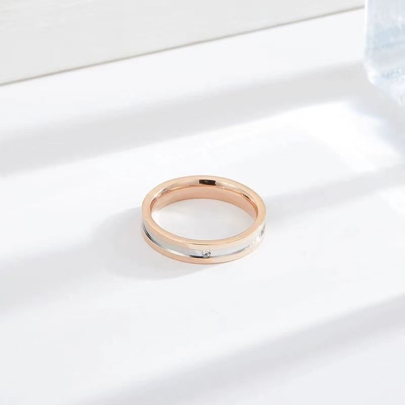 Anello in acciaio al titanio elettroplaccato con diamanti intarsiati, design di nicchia resistente alla luce, anelli di coppia in oro rosa, gioielli_voghion.com