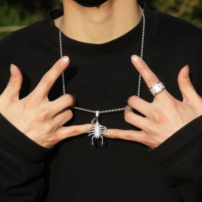 Herrenschmuck – Hip-Hop-Skorpion-Anhänger mit Zirkonia und Diamanten, ein cooles Statement-Piece für Casual und Streetwear._voghion.com