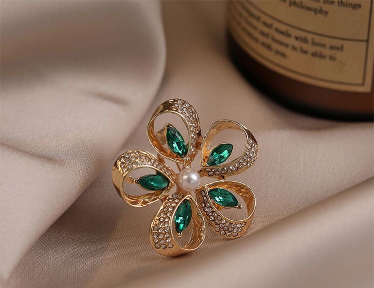 Nuova spilla a forma di fiore a cinque foglie, spilla di perle di lusso, spilla per cardigan, accessori per temperamento._voghion.com