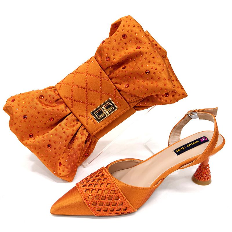 Buntes Schuh- und Taschenset für Damen, spitze Sommersandalen mit hohen Absätzen, farblich abgesetzten Strasssteinen und Taschen in Schmetterlingsform_voghion.com