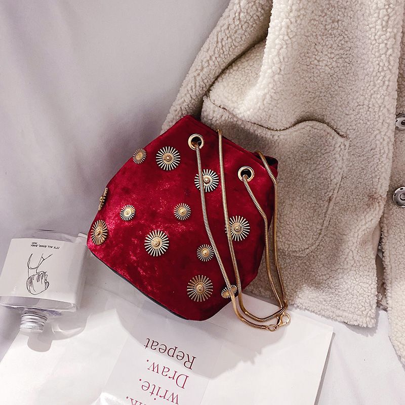 2022 Winter Neue Damenmode Samt Eimer Mit Abzeichen Dekoration, Single Shoulder Crossbody Kette Tasche_voghion.com