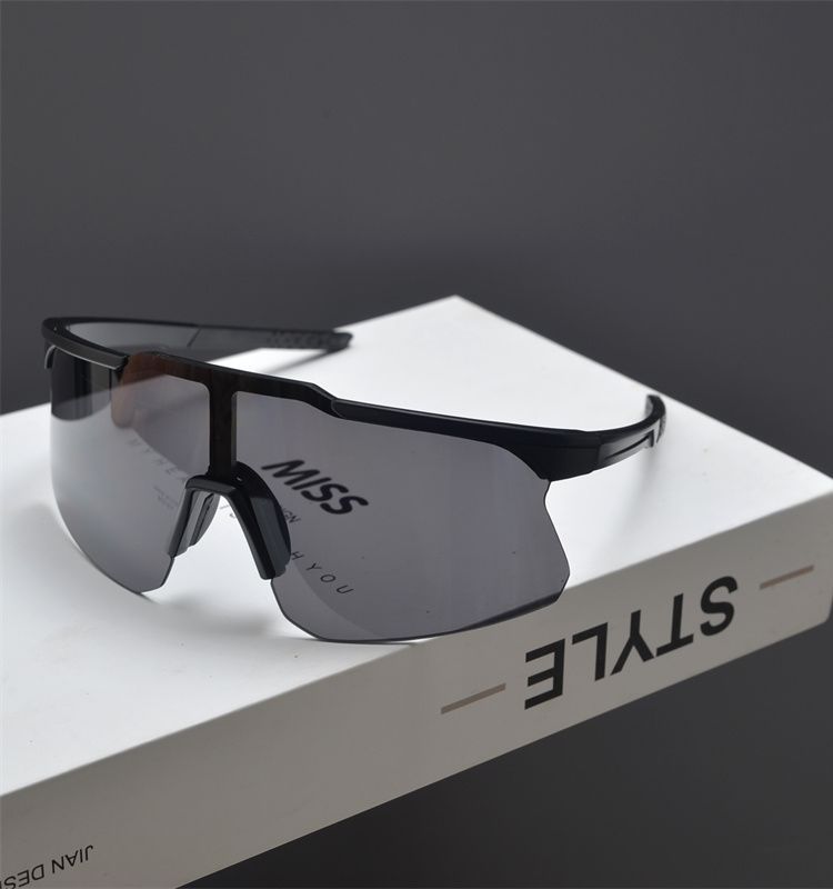 Kiberpanko futuristinis dviračių sportas vyrams ir moterims, alpinizmas lauke, bėgimas, slidinėjimo akiniai, akiniai nuo saulės su šokinėjimu_voghion.com