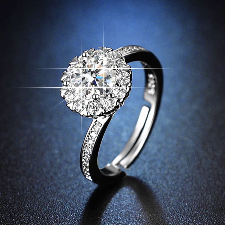 Bague ronde en diamant pour femme avec petite fleur incrustée et micro-simulation d'un carat_voghion.com