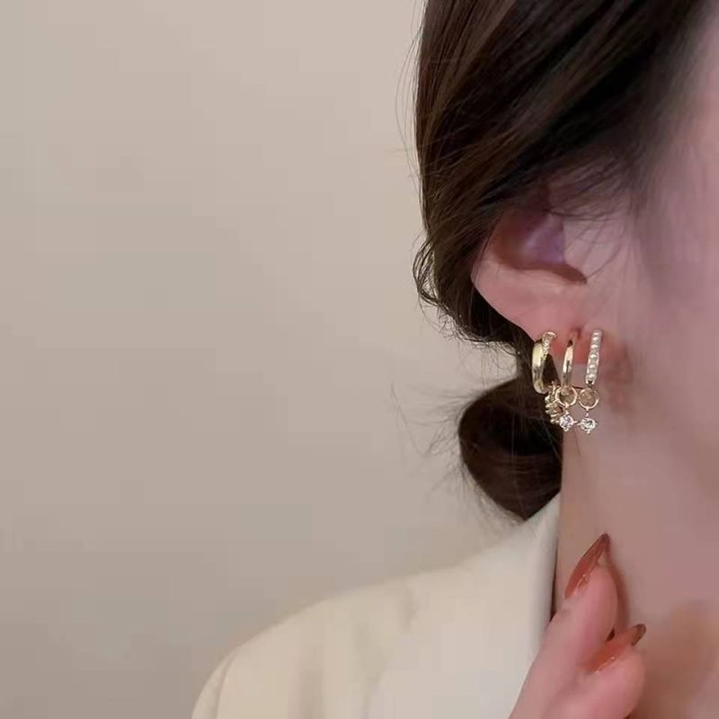 Orecchini a spillo in argento con perle tempestate di diamanti firmati un orecchino con 3 orecchini effetto orecchini di nicchia tutto-abbinamento_voghion.com