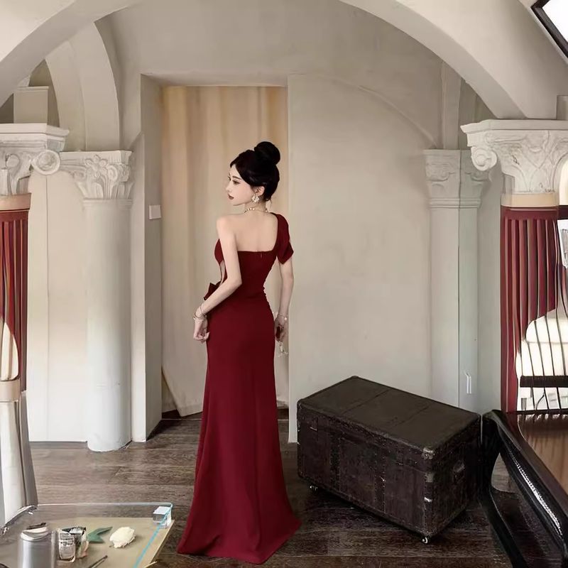 Abito da sirena con spalle scoperte, orlo asimmetrico e inserti in rete trasparente - Abito da sera con spacco profondo per feste e serate di gala (nero/bordeaux, S-XL)_voghion.com