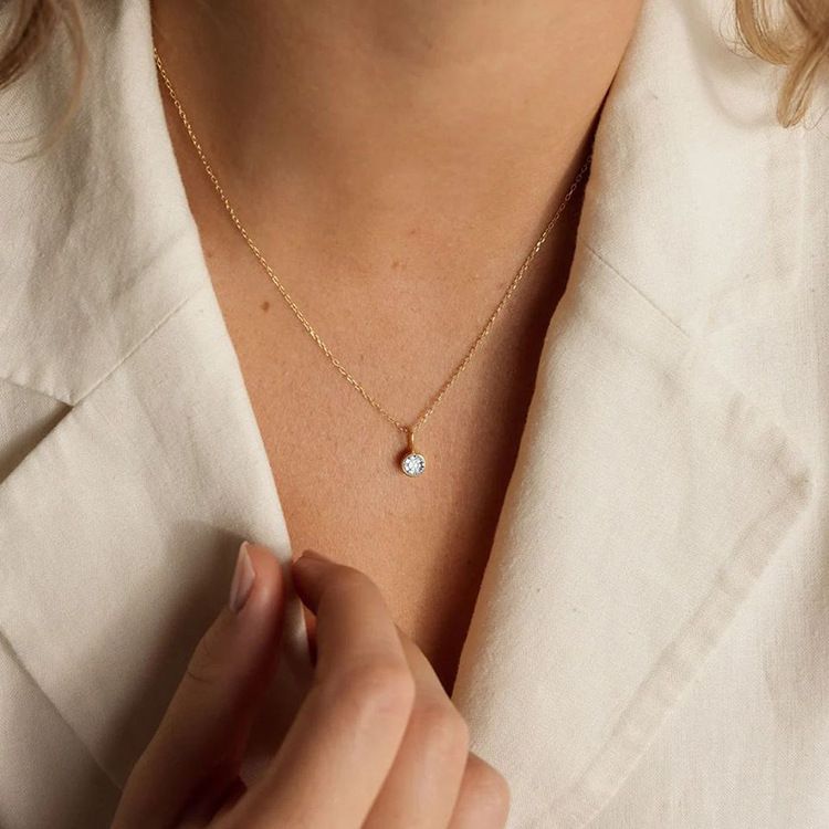 Neujahrsgeschenk Happy Diamonds Roségold-Halskette mit einem runden Diamanten. Beste Wünsche für ein luxuriöses Geburtstagsgeschenk mit Edelsteinen_voghion.com