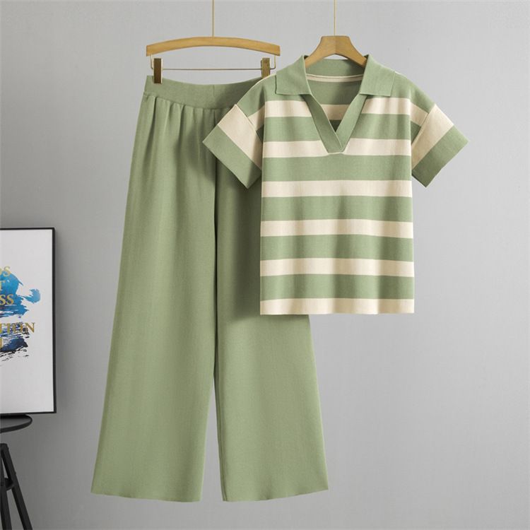 Damenbekleidung, V-Ausschnitt, kurzärmelig, gestreiftes Strickoberteil, modisch, schmale Hose mit weitem Bein, zweiteiliger Anzug_voghion.com