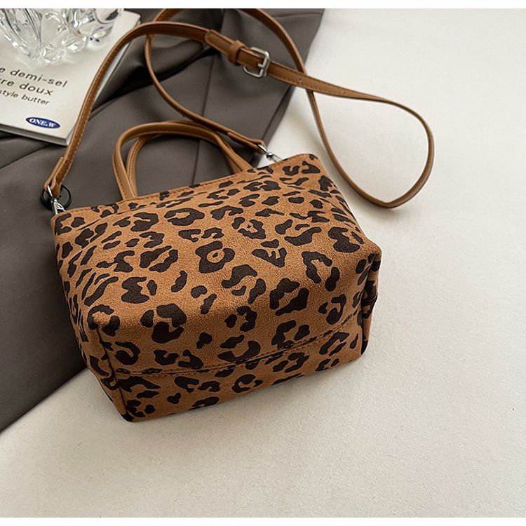 Advanced niche autumn/winter 2024 new trend leopard print crossbody for women, hand-held work bucket bag_voghion.com
