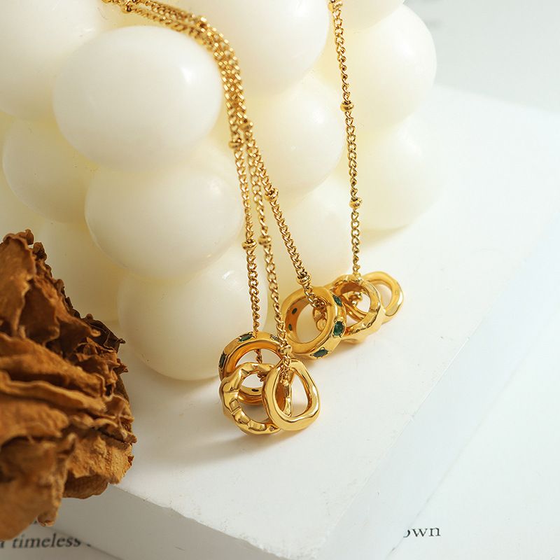 Elegante collana estiva corta con ciondolo multi-anello in stile INS per donna, catena per clavicola in acciaio al titanio di grande vendita_voghion.com