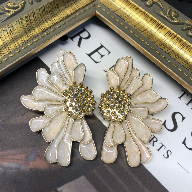 Live streaming of ancient Western white magnolia three-dimensional flower brooch silver needle earrings jewelry_voghion.com