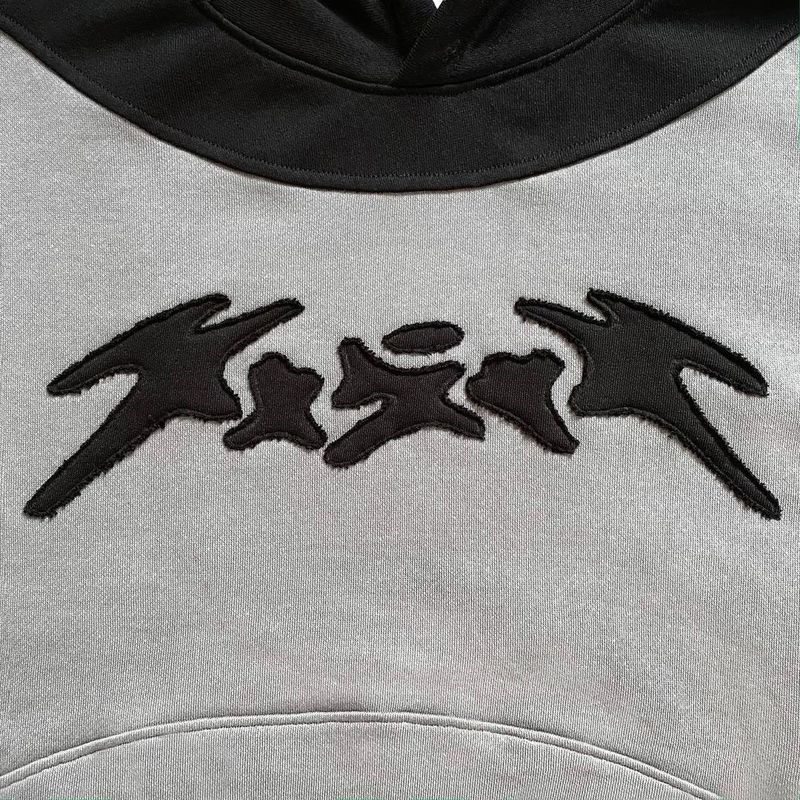 Trendiges Damen-Set mit Kapuzenjacke und lässiger Hose für den Herbst – weicher Polyesterstoff, lockere Passform, gräulicher Ton_voghion.com