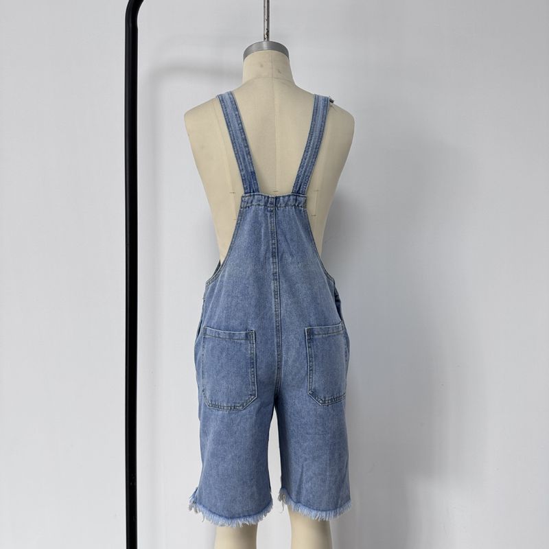 Ropa informal de moda para hombre: pantalones cortos vaqueros rotos con tirantes_voghion.com