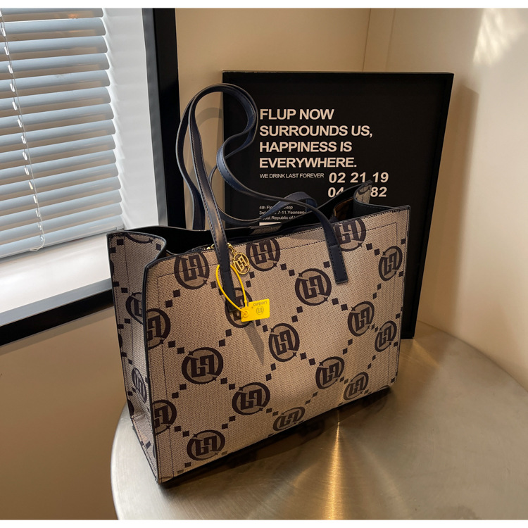 2023 Light Luxury, High-end, And Luxurious Shoulder Bag, Large Capacity And Versatile, Trendy And Stylish PU Women's Tote Bag, Practical Women's Bag_voghion.com