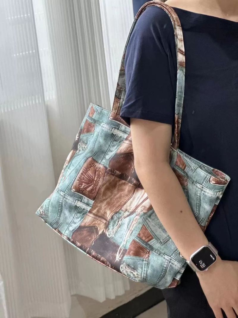 Borsa a tracolla in serigrafia stampata in denim CHARHP&KEJNT, stile di nicchia e alternativo_voghion.com