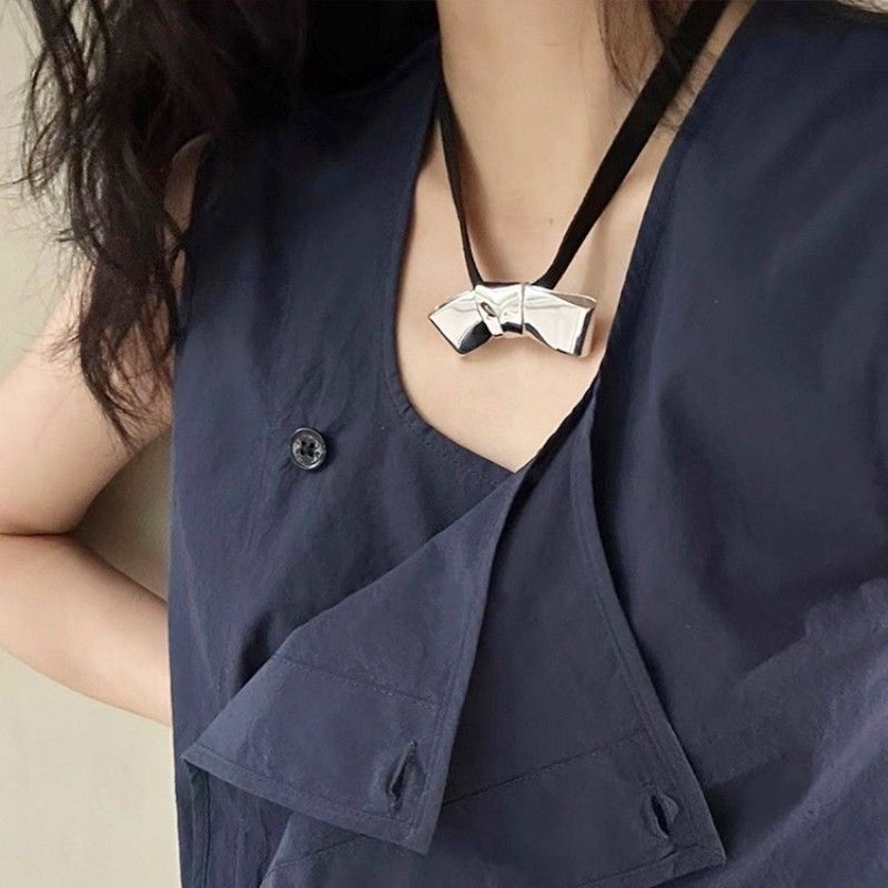 Ins Niche High-End Velvet Ribbon New Large Bow Necklace Choker Sweet Temperament Sweater Chain_voghion.com