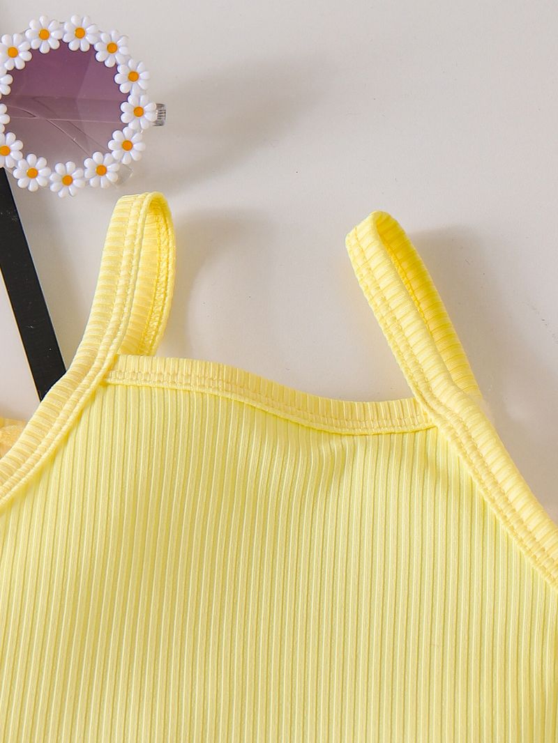 "Completo composto da maglietta gialla, gilet e pantaloncini per bambine dai 2 ai 7 anni - Completo in morbido cotone composto da 3 pezzi con eleganti stratificazioni"_voghion.com