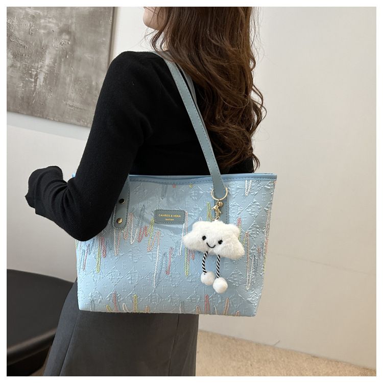 Stilvolle, gestreifte, bestickte Tragetasche für Damen – leichte Schultertasche aus Canvas mit abnehmbarem Anhänger, geräumiges Design für Arbeit, Uni und den täglichen Gebrauch_voghion.com