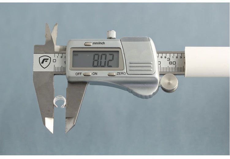 Un paio di orecchini a clip semplici in argento sterling 925 con polsino dell'orecchio, confezione regalo PE38_voghion.com