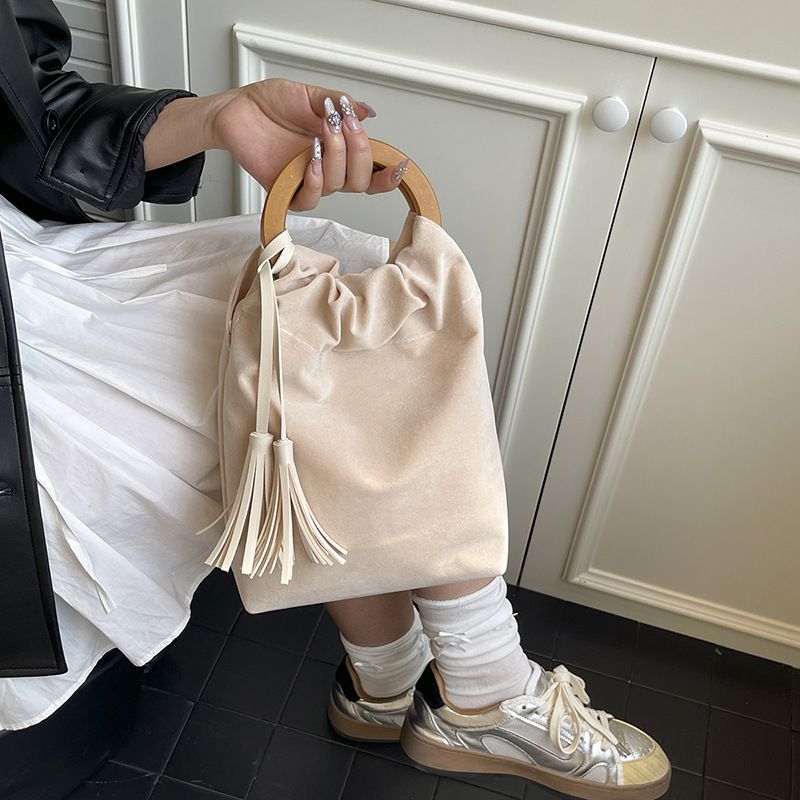 Sac à main en daim pour femme, petit fourre-tout tendance à pompon, nouvelle collection automne 2025_voghion.com