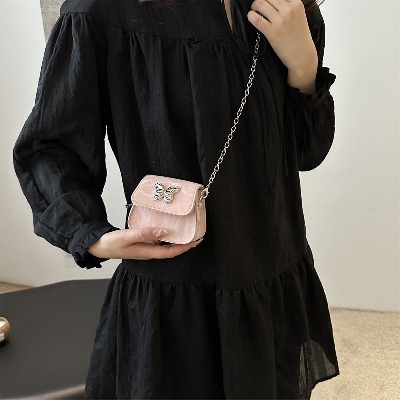 Borsa a tracolla con catena elegante e versatile, modello coreano, per donne, modello Ins Niche, di fascia alta, modello 2024, con auricolari e rossetto._voghion.com