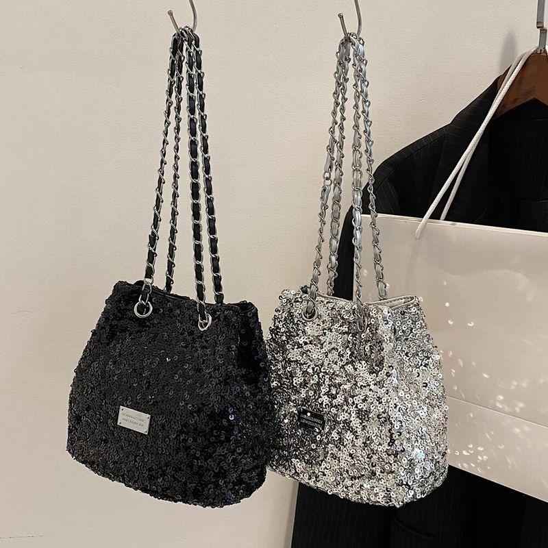 Borsa leggera con decorazione a catena Borsa a tracolla da donna con cilindro a secchiello e spallacci regolabili alla moda_voghion.com