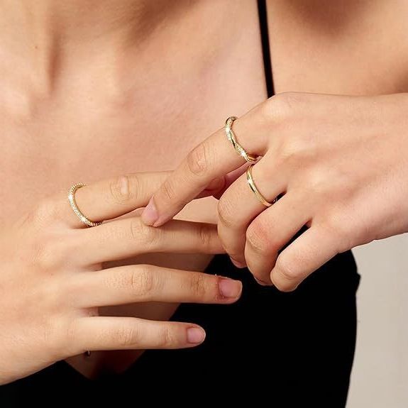 Set di anelli con placcatura in rame, intarsi in oro vero, conservazione del colore degli zirconi, anello a forma di noodle estremamente semplice e lucido._voghion.com