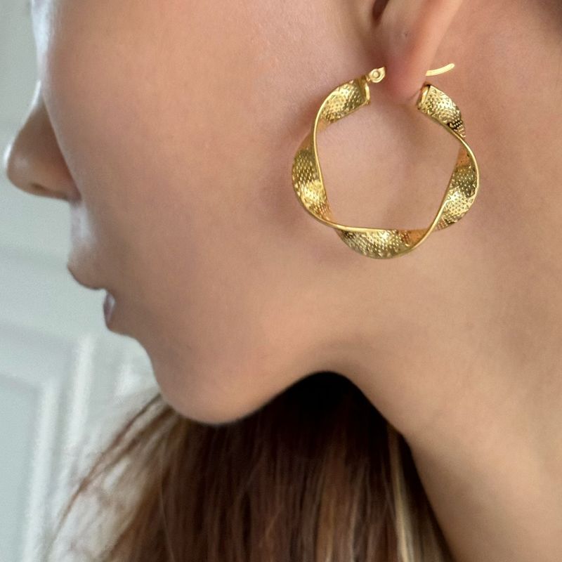 Orecchini grandi in acciaio al titanio galvanizzato con motivo retrò in rilievo_voghion.com