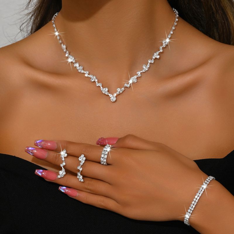 Ensemble de bijoux pour femmes, mode exquise, vente chaude, collier à griffes, boucles d'oreilles, bracelet, bague, ensemble quatre pièces, chaîne de clavicule entièrement en diamant, robe de soirée_voghion.com