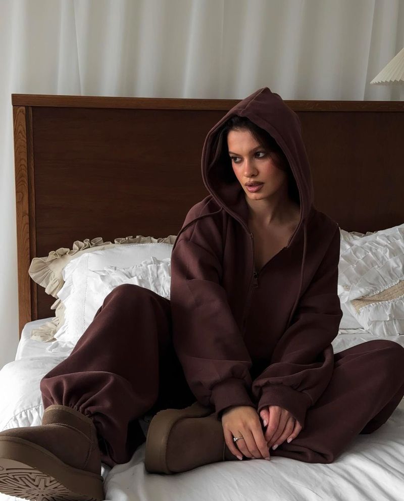 Conjunto casual de sudadera y jogger para mujer (manga larga, 65 % algodón, tallas S-XL) – Conjunto de dos piezas en color vino, espresso y bosque_voghion.com