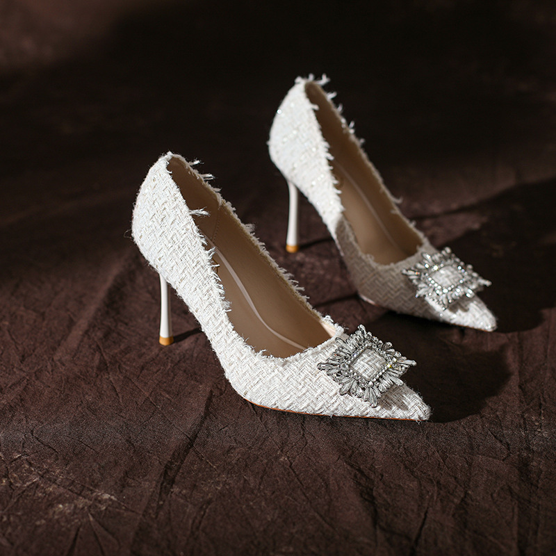 Chaussures à strass tendance pour femmes, collection hiver 2025 : talons fins, bout ouvert et fermeture à un bouton._voghion.com