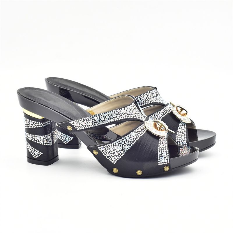 Klobige Slipper mit Strasssteinen für Damen in Übergröße, kombiniert mit einem Clutch-Set für die Dinnerparty_voghion.com