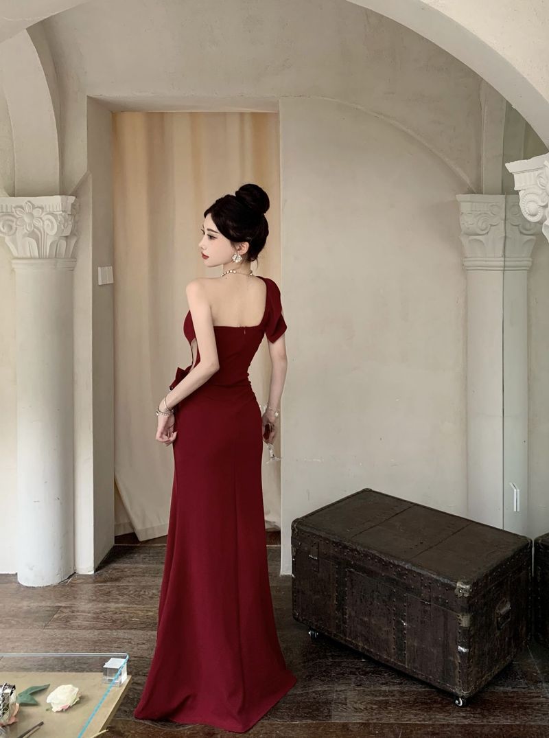 Abito da sirena con spalle scoperte, orlo asimmetrico e inserti in rete trasparente - Abito da sera con spacco profondo per feste e serate di gala (nero/bordeaux, S-XL)_voghion.com