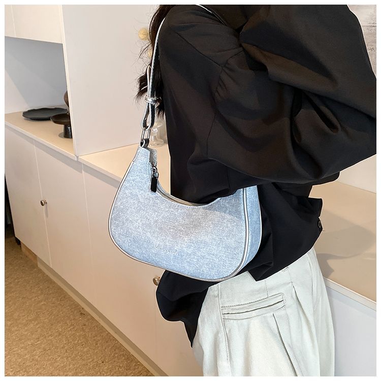 FOUR ONE popular niche denim women. It is a fashionable versatile crossbody bag for casual single shoulder and underarm_voghion.com
