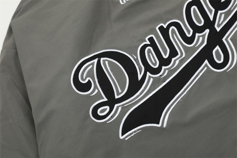 Herrenbekleidung T-Shirt mit V-Ausschnitt und langen Ärmeln aus dicker laminierter Baumwolle mit aufgesticktem Buchstaben_voghion.com