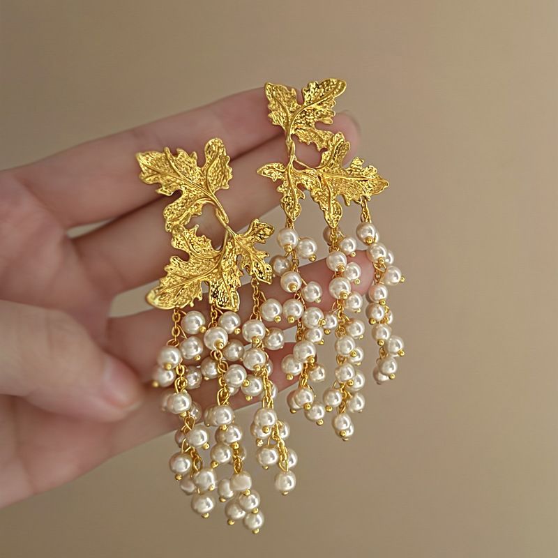 Orecchini con perle e diamanti in argento con frange a forma di fiore, orecchini di nicchia, temperamento atmosferico, orecchini di lusso leggeri e di alta gamma._voghion.com