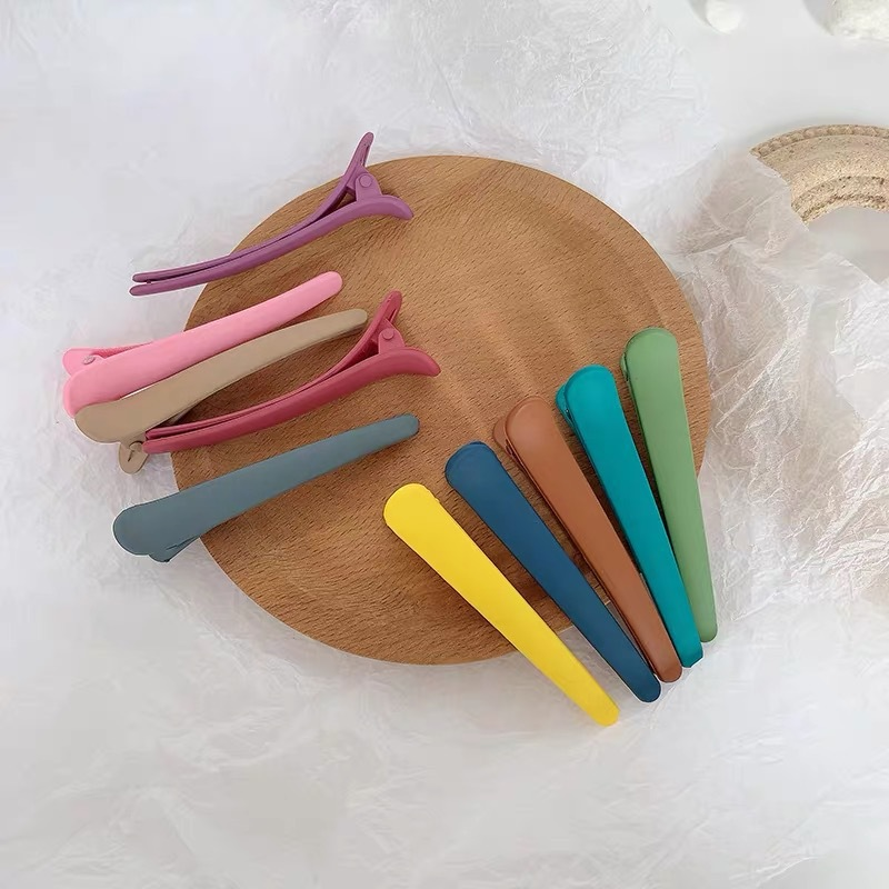 Matinis makiažas, didelis ančiukų prausiamasis veidas, internetinė raudona plaukų segtukas, minimalistiniai galvos apdangalai moterims_voghion.com