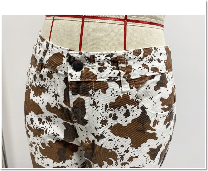 jeans da donna fondo bianco stampa marrone pantaloni svasati a vita alta spot_voghion.com