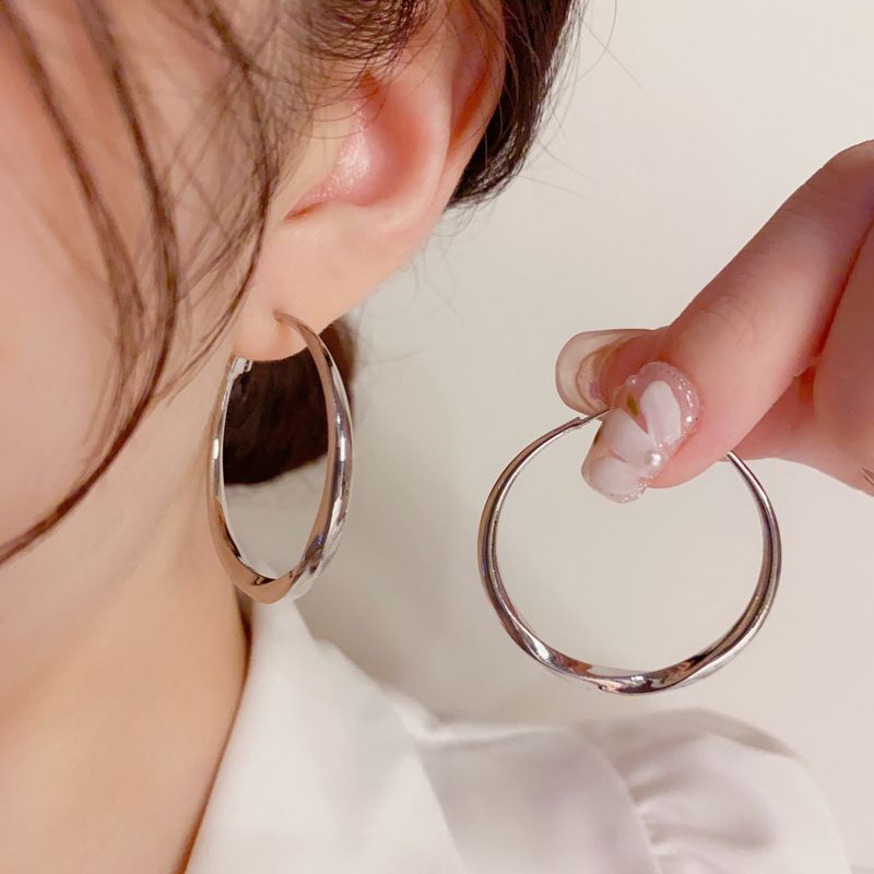 Orecchini pendenti a cerchio in metallo intrecciato unici da donna - Stile minimalista per un uso quotidiano elegante e versatile | Design snellente per le orecchie_voghion.com