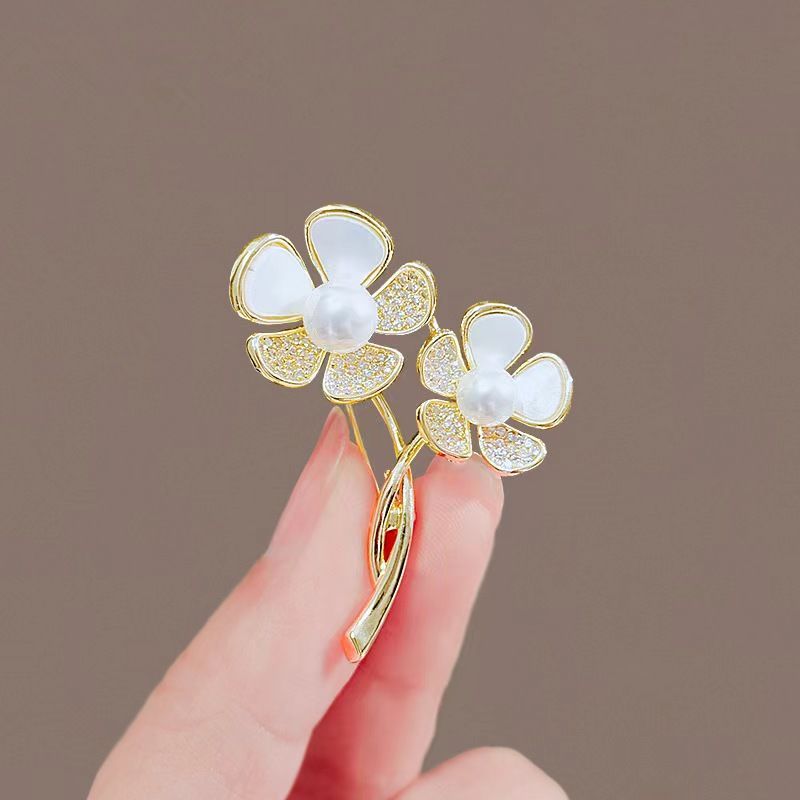 Broche de flor pequeña con temperamento, perla, exquisito ramillete de alta gama, accesorio para suéter, antiluz, nuevo alfiler_voghion.com