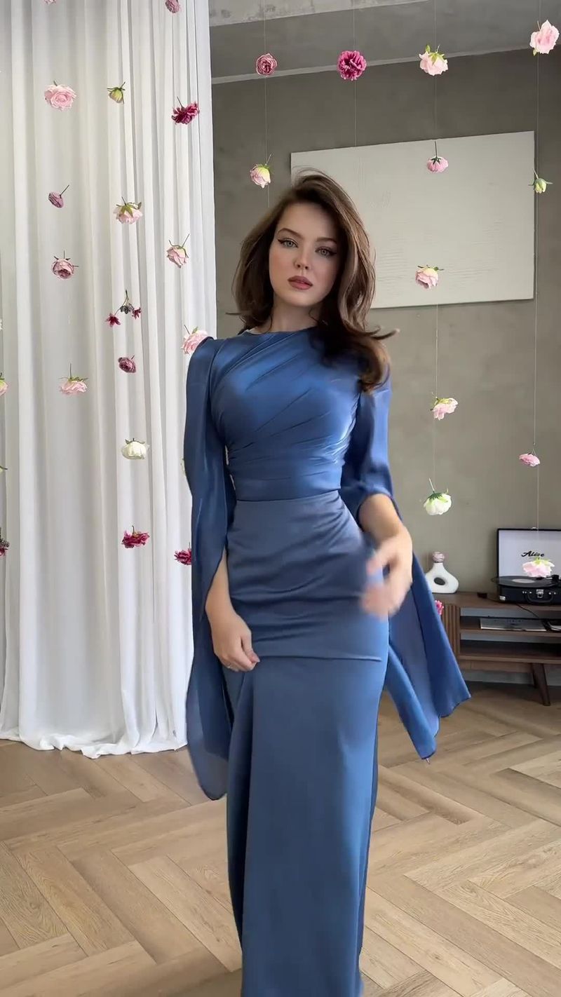 Langes Seidensatinkleid mit ausgestellten Ärmeln und Glasfaserspleißen ohne Hut_voghion.com