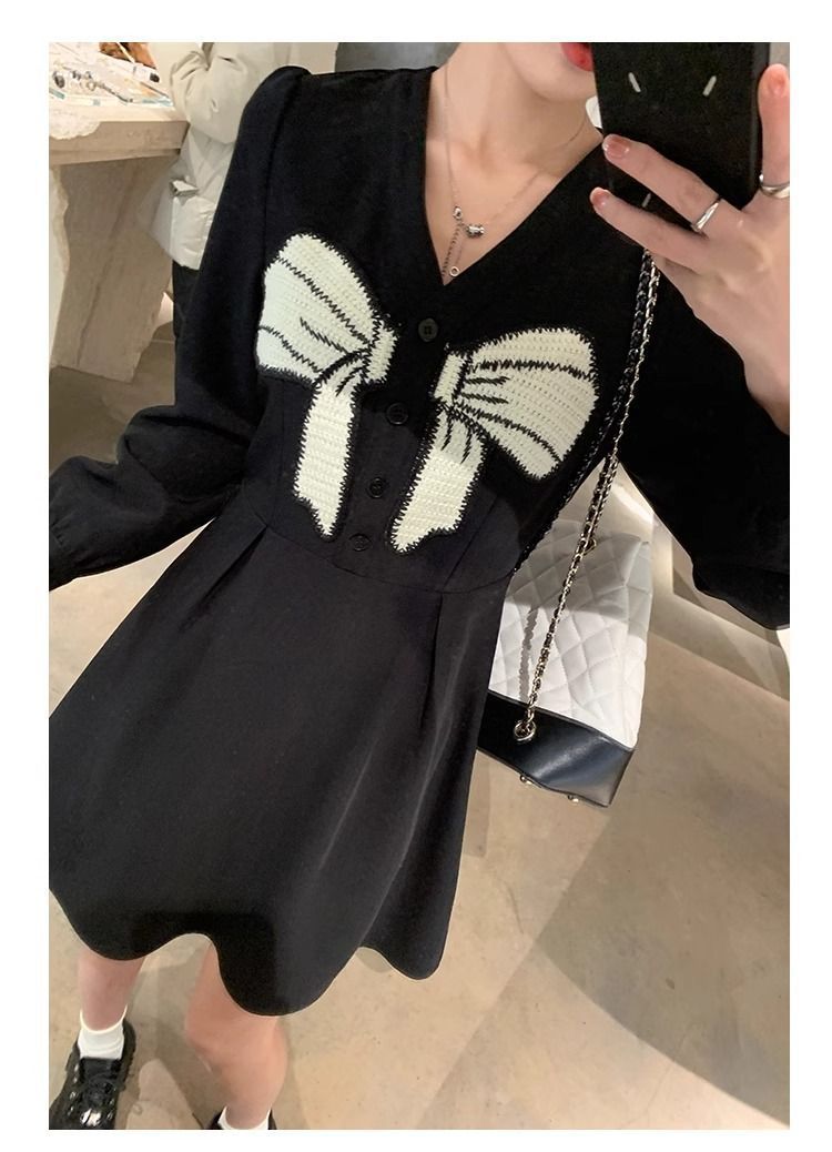 Abito oversize da donna con colletto a V Chubby che trasmette un'atmosfera snellente. Modello corto e lungo con fiocco, stile francese e un grazioso_voghion.com