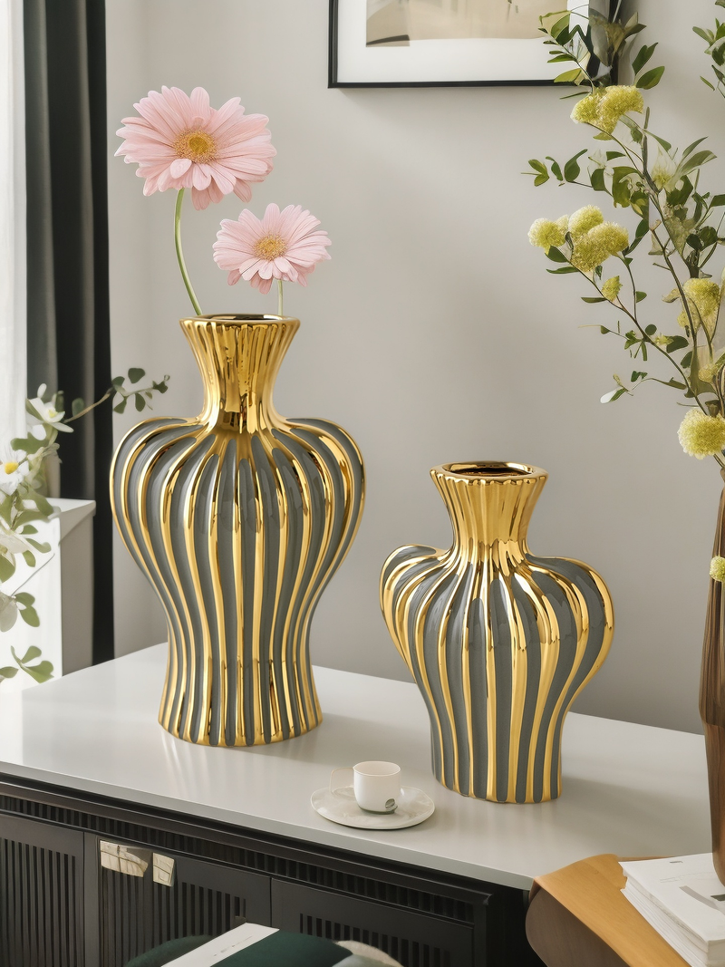 Vase en céramique à rayures de couleur assortie, design haut de gamme, idéal pour les décorations de scène haut de gamme et les fleurs._voghion.com