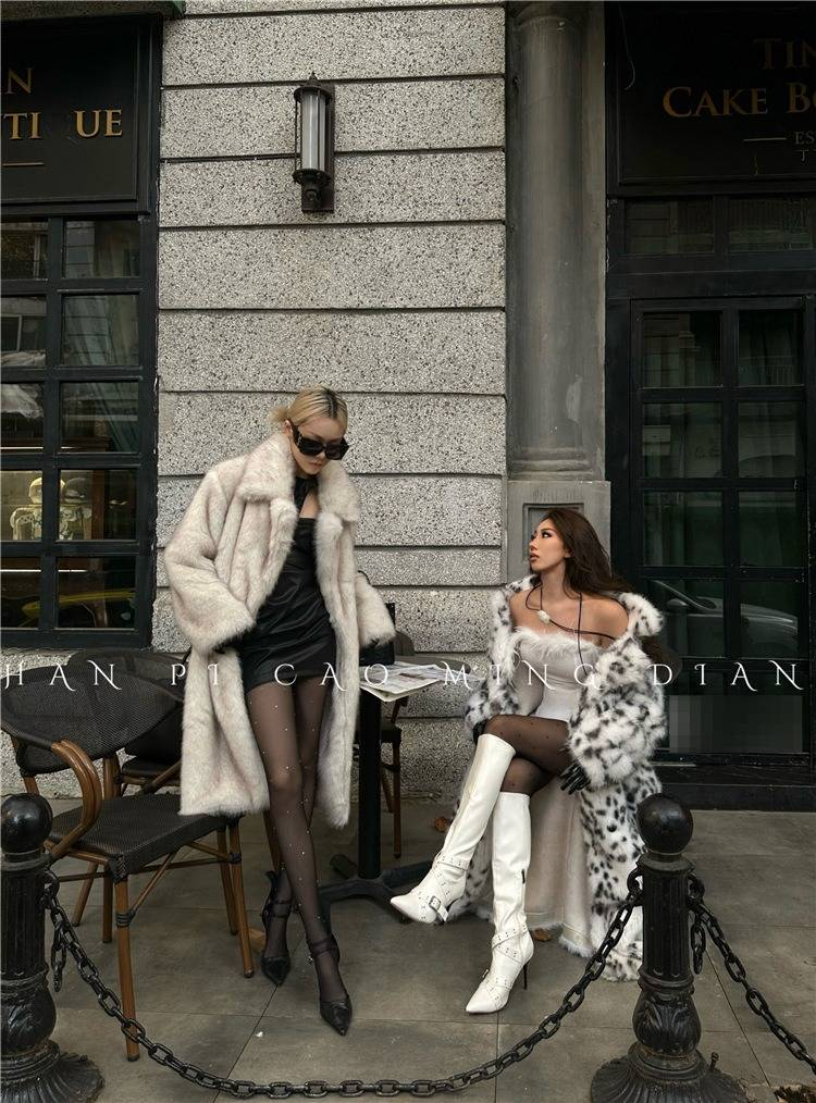 Damen-Pelzmantel mit Kunstluchs-Print – Lange Winterjacke aus Plüsch mit Revers (Schwarz/Weiße Punkte, Creme/Braune Spitzen)_voghion.com
