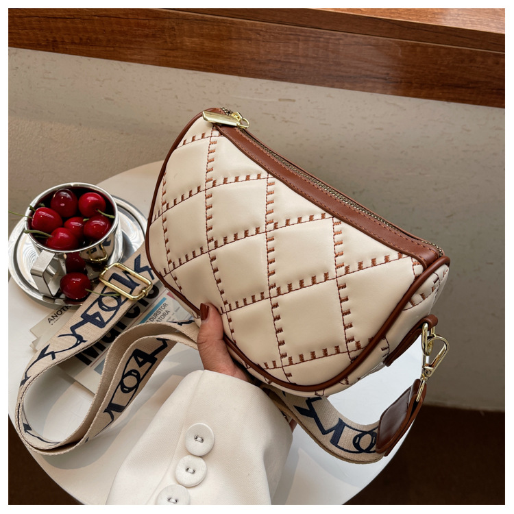 Damentaschen Neu 2023 Frischer Stickgarn-Trend Damentaschen Aolid-Farbdiamanttasche Damen breiter Schultergurt Nischensatteltasche_voghion.com