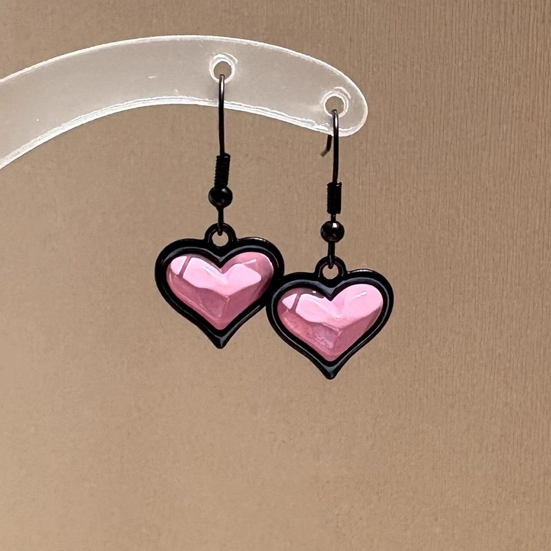 Ciondolo a forma di cuore rosa con guava, alla moda, con ganci per le orecchie neri, adatto per orecchini con viso rotondo._voghion.com