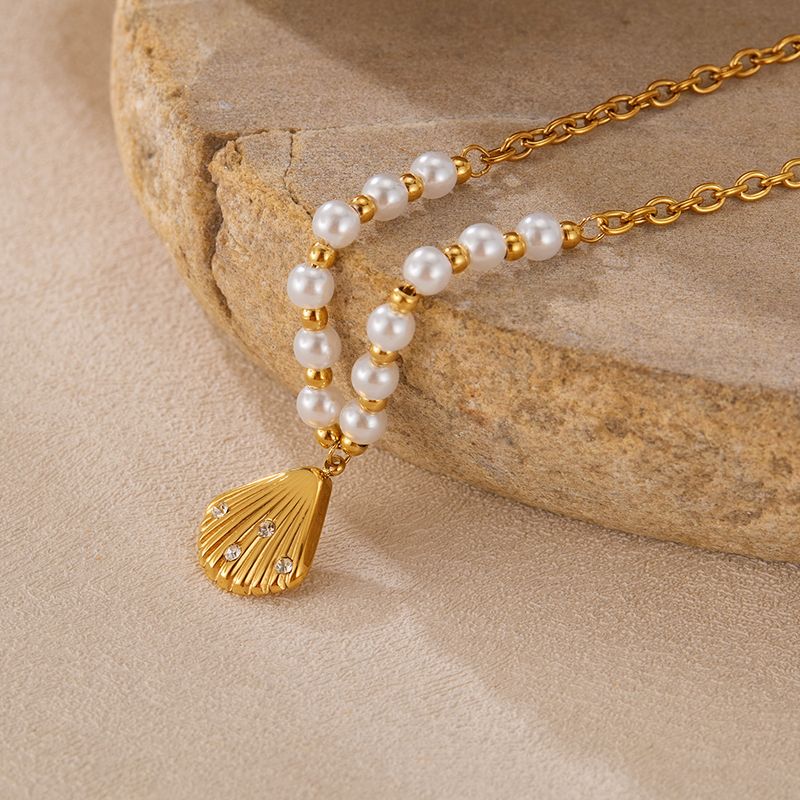 Ciondolo a forma di cubo di conchiglia con zircone, catena con perline di colla, collana da donna in acciaio inossidabile placcata in oro PVD 14K, moda_voghion.com